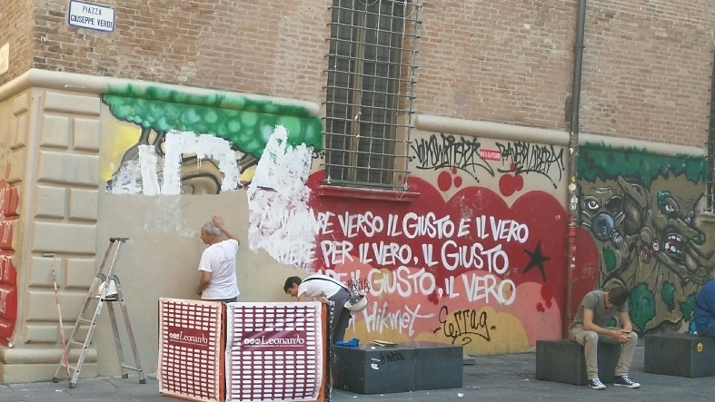 La pulitura dei murales di Palazzo Paleotti, in piazza Verdi (Foto Dire)