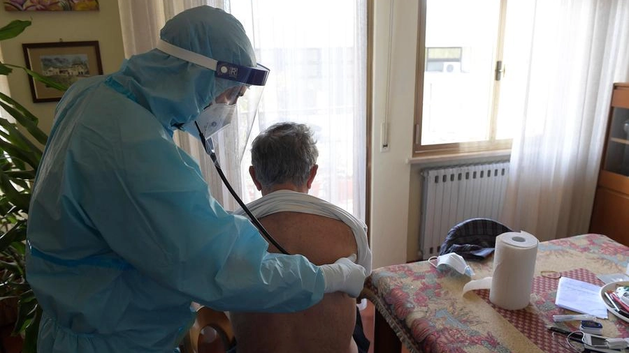 Un medico delle Usca visita un paziente nella sua abitazione (foto d’archivio)
