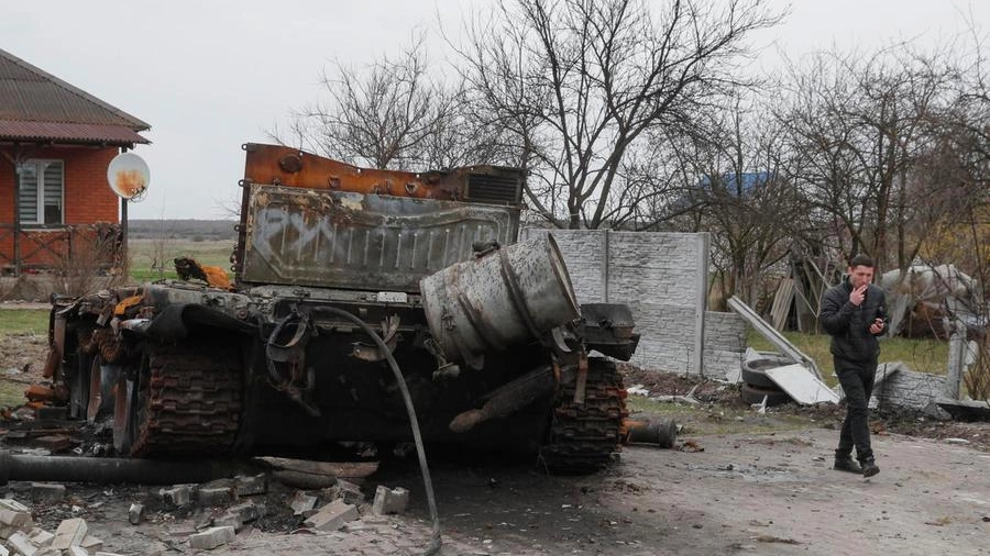 Un carro armato russo distrutto a Bohdanivka, vicino a Kiev (Ansa)