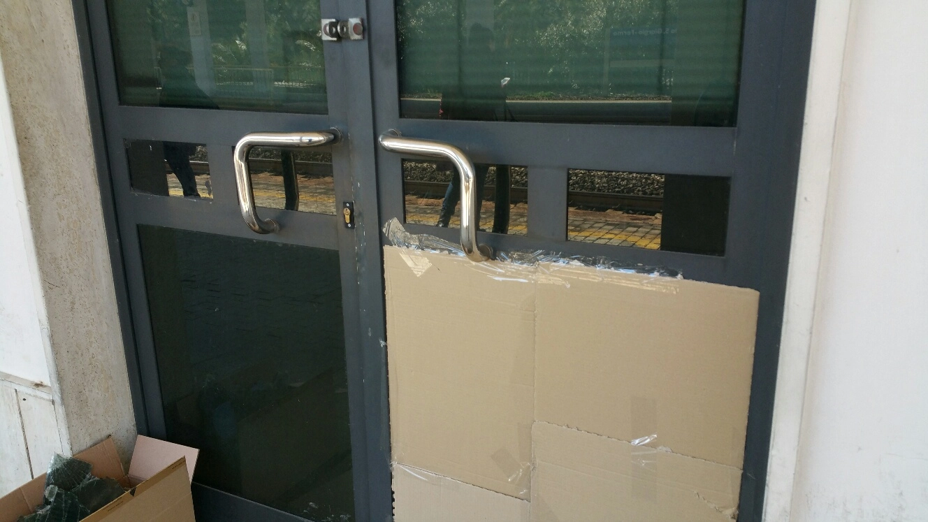 La vetrata rotta nella stazione di Porto San Giorgio (Foto Zeppilli)