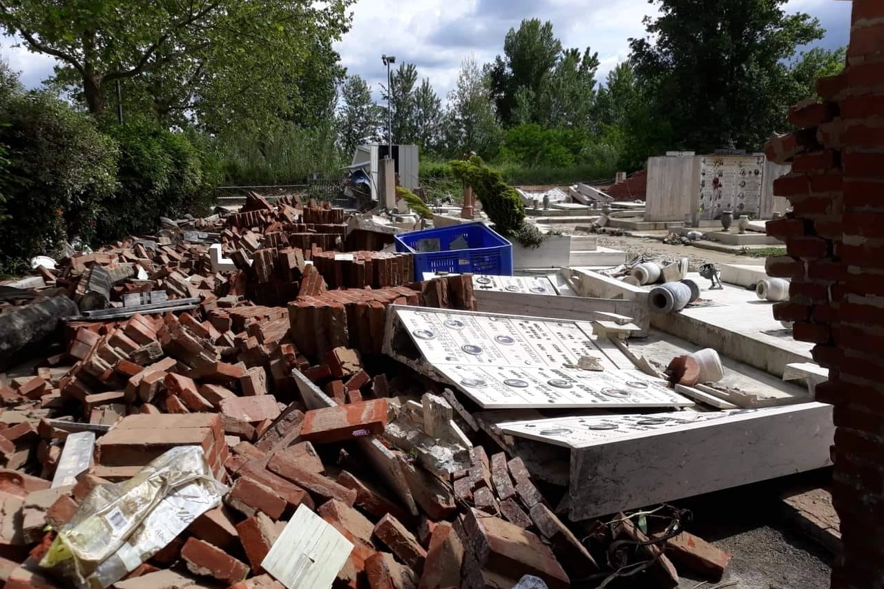 Il cimitero di Faenza crollato per l'alluvione (foto Emilia Romagna Meteo)