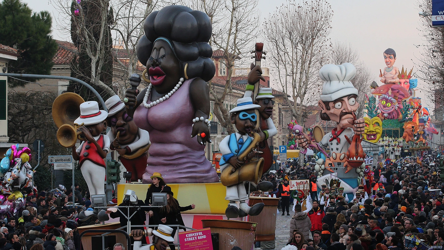 Si parla di 50mila presenze alla prima giornata del Carnevale di Fano (Fotoprint)