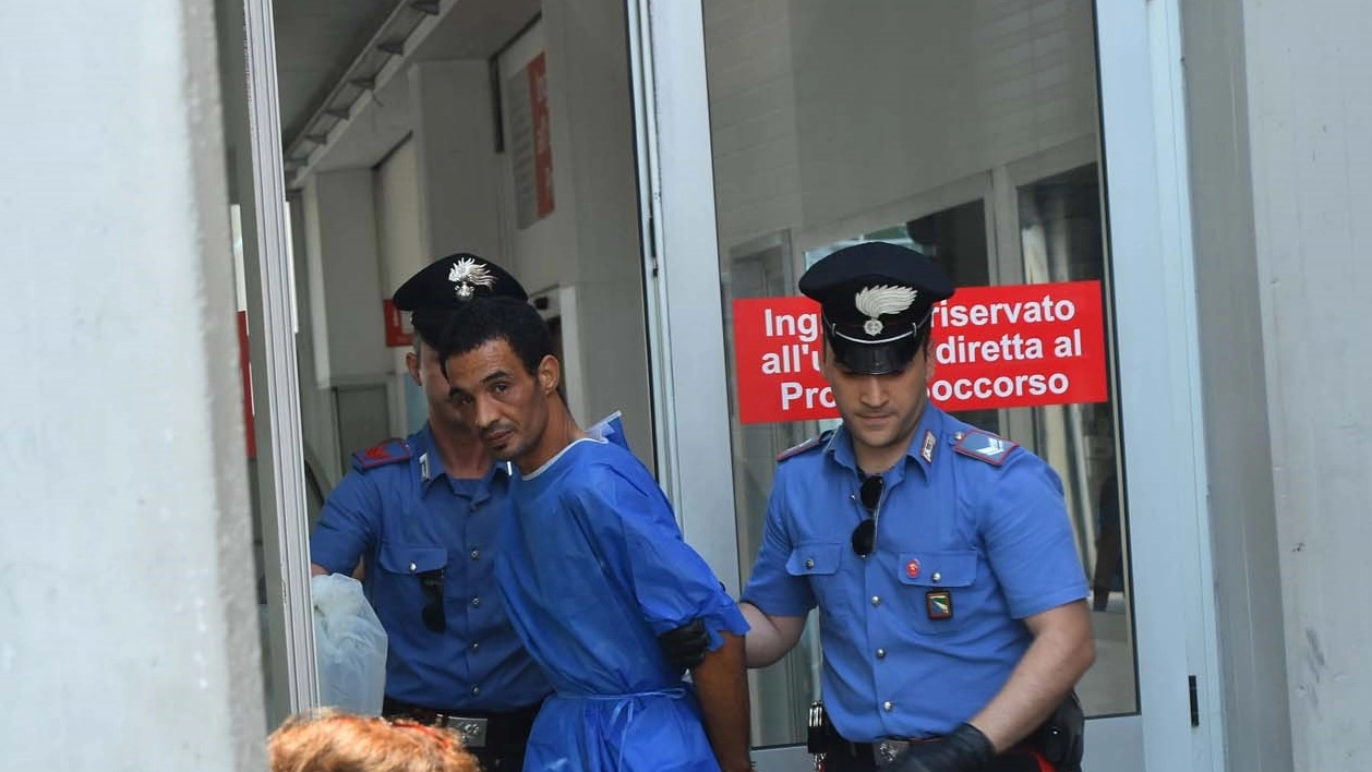 Il marito aggressore arrestato dai carabinieri (foto Artioli)