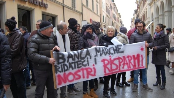 Una protesta dei risparmiatori di Banca Marche