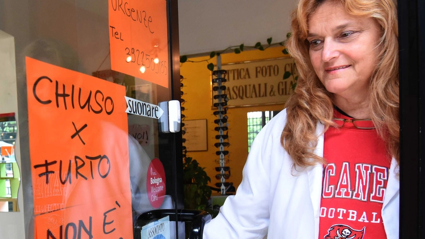 SVUOTATO Beatrice Ramsauer  ha affisso  un cartello sulla porta dell’ottica  di via Massarenti  per avvertire  i clienti
