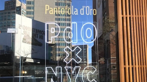 La vetrina della Pantofola d'oro a New York