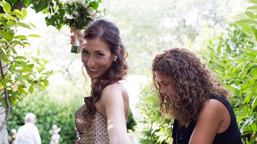 La wedding planner ravennate Denise Fava mentre sistema l’abito a una sposa