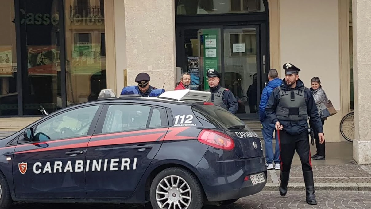 I carabinieri davanti alla sede della banca