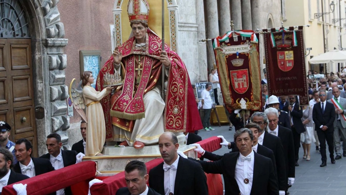 La processione in onore di Sant’Emidio