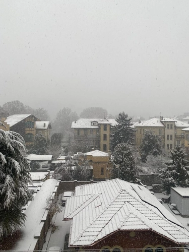 Neve su Torino oggi, città imbiancata. Le previsioni meteo: possibile anche a Milano