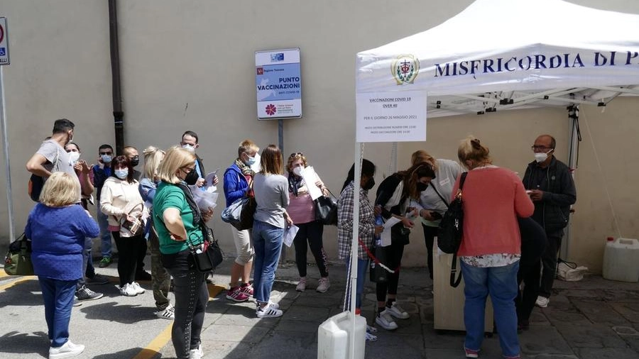 Lunga fila a Prato per le vaccinazioni senza prenotazione (foto Attalmi)
