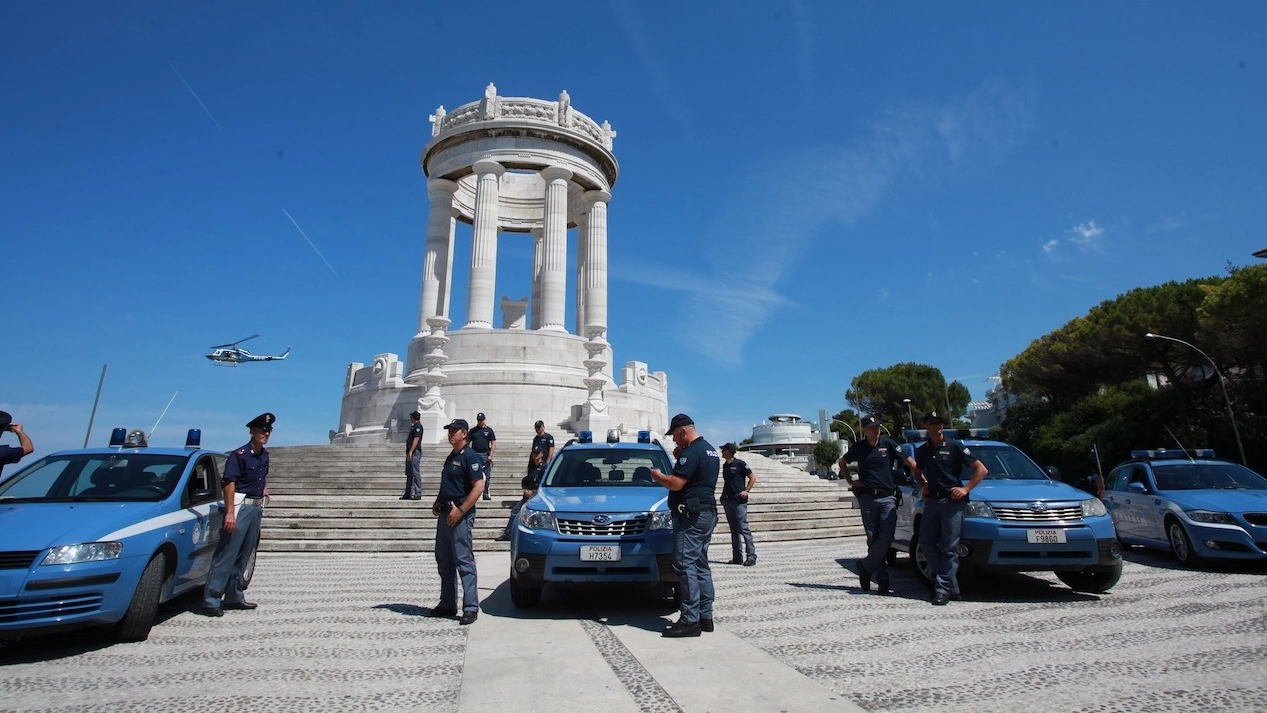 Ancona, controlli della polizia al Passetto (Foto Antic)