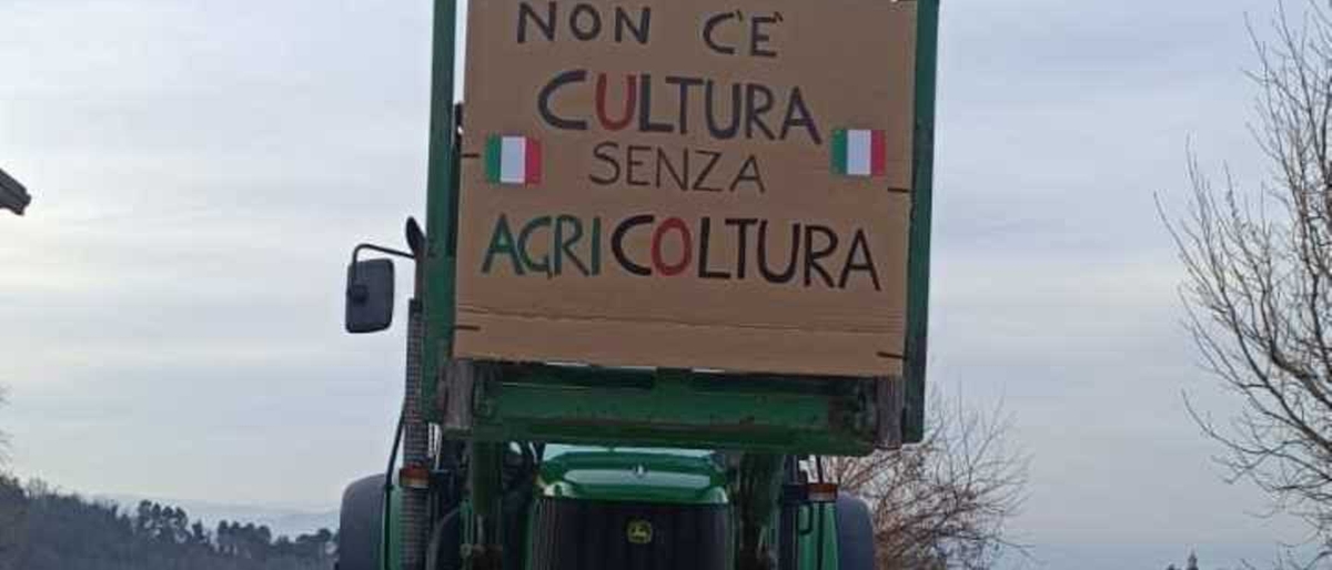 Protesta dei trattori al casello A14 di Pesaro, circolazione in tilt: strade coinvolte e deviazioni