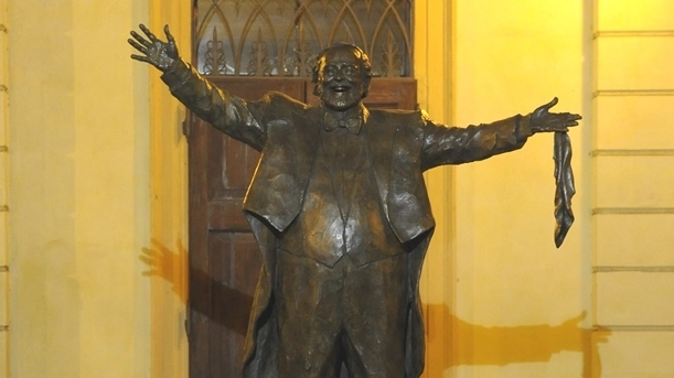 La statua di Pavarotti