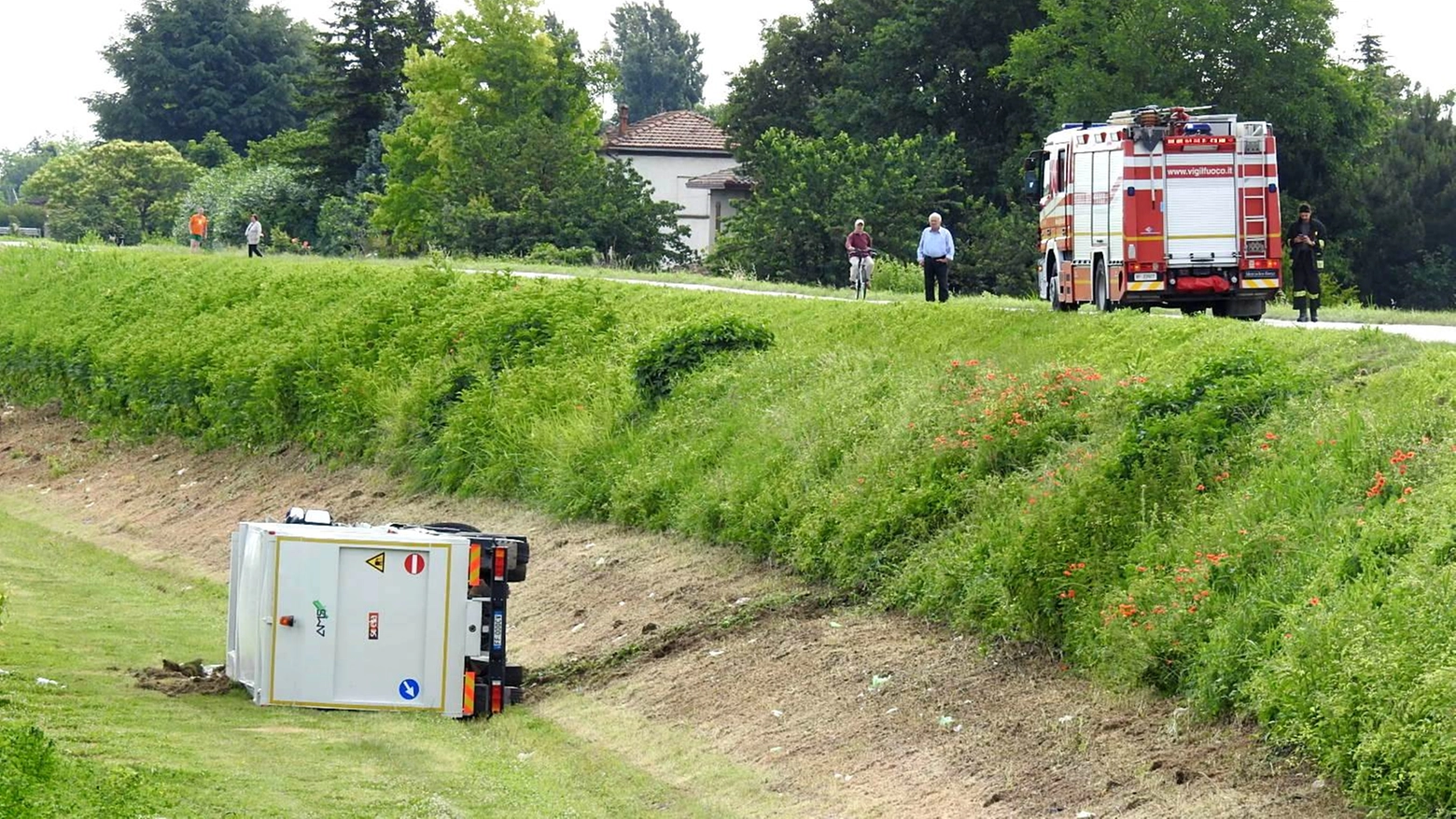 Il camionista è stato trasportato in elicottero all'ospedale di Cona (Foto Scardovi)