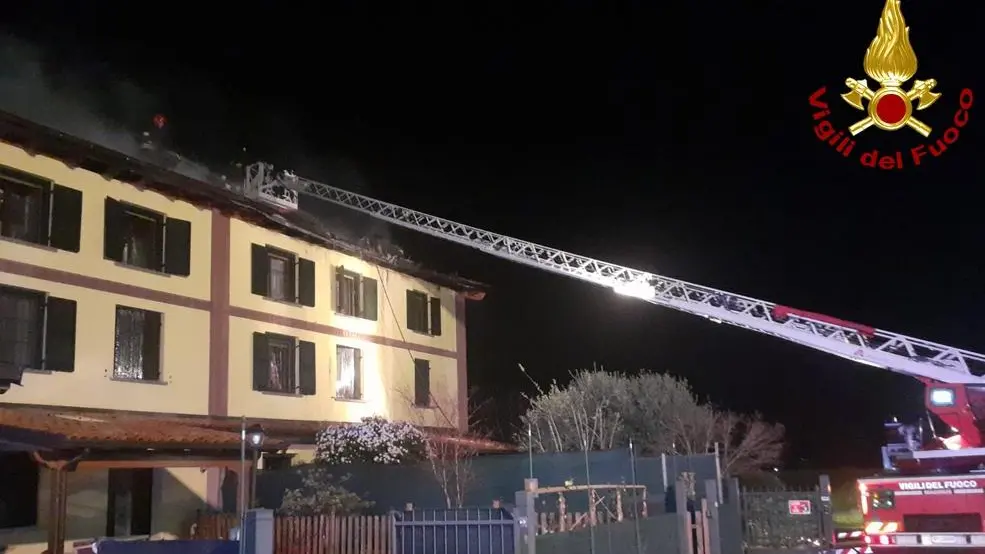 Tetto a fuoco nella notte   Tre appartamenti evacuati