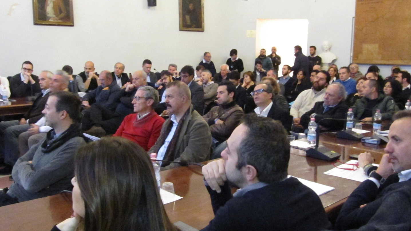 Riunione di sindaci a Urbino: 32 hanno votato per un ospedale unico in area pubblica, 24 si sono astenuti