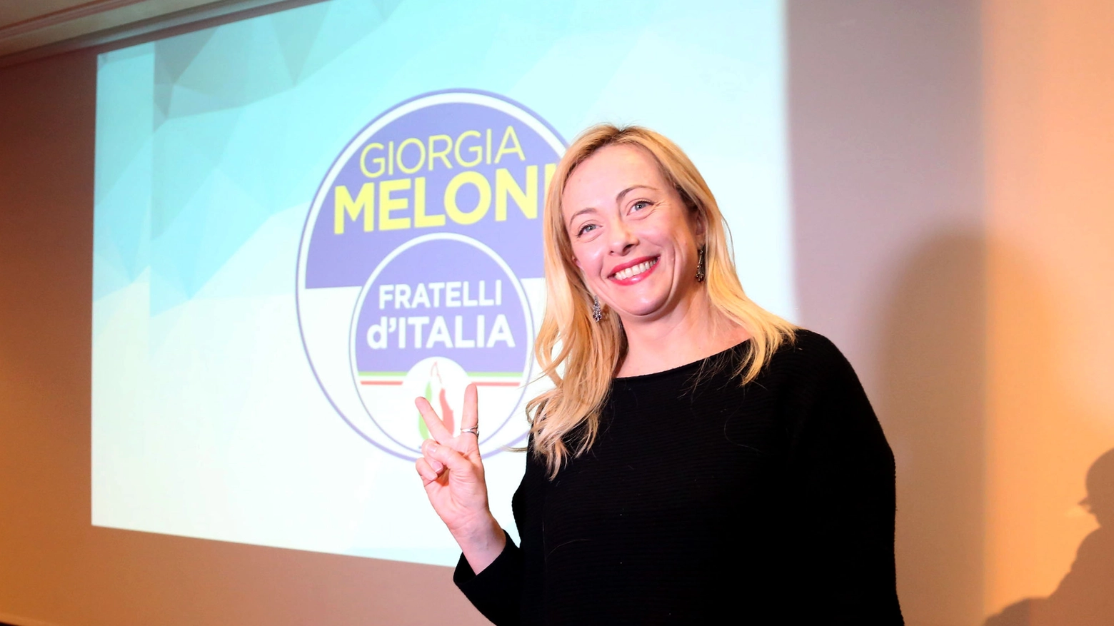 Giorgia Meloni con il simbolo elettorale presentato al Carlton (foto Schicchi)