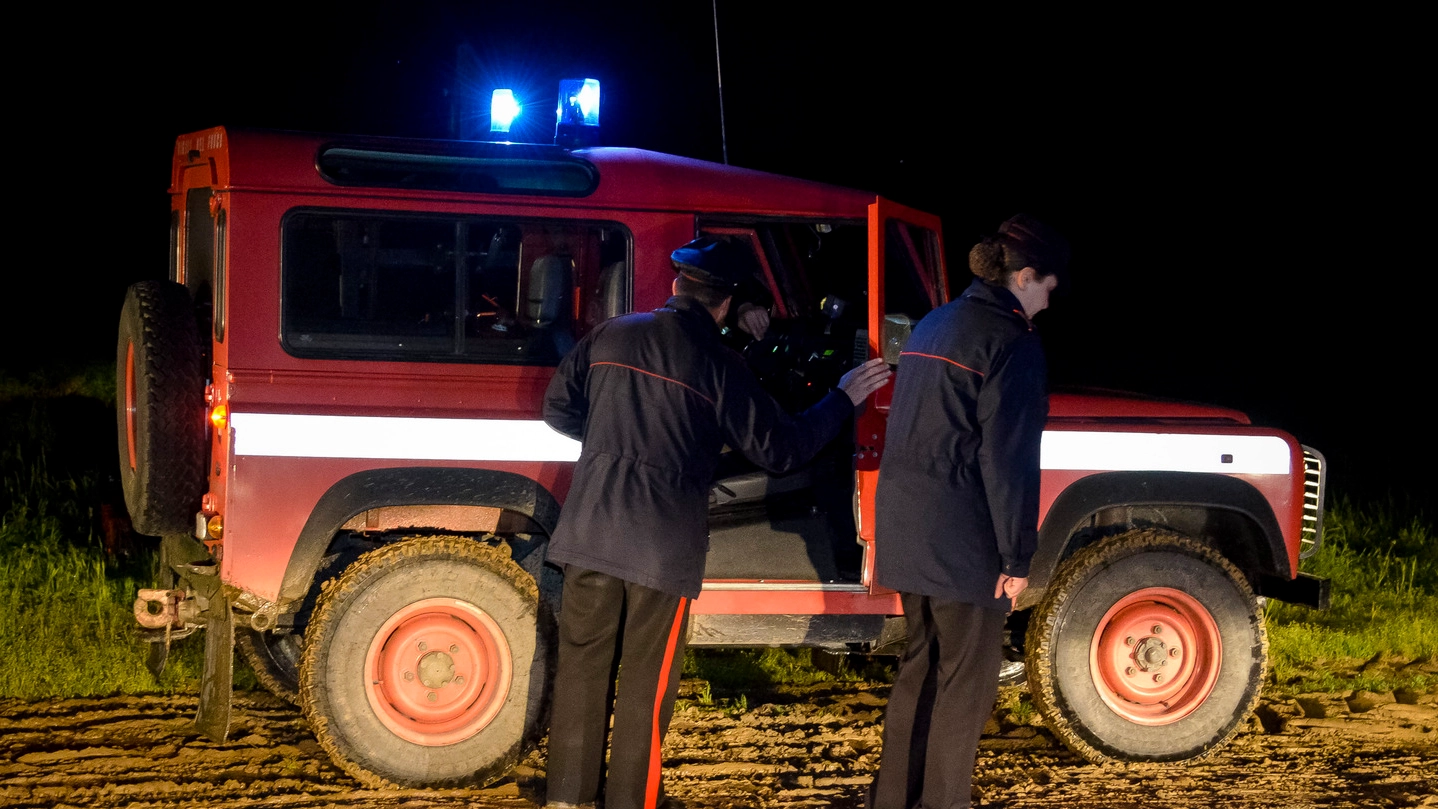 Carabinieri e vigili del fuoco impegnati nelle ricerche (Foto di repertorio Cavalleri)