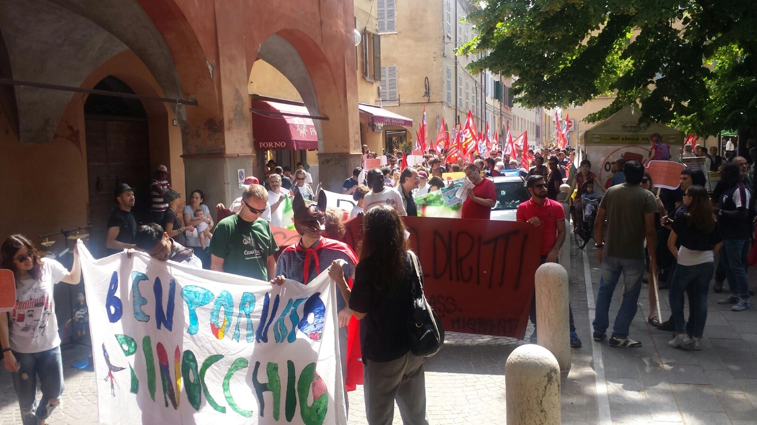 Le proteste dei sindacati per l'arrivo del premier Renzi all'inaugurazione del Core