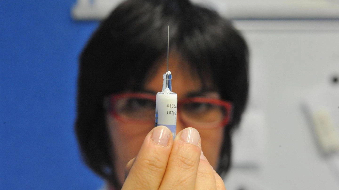 Un medico mostra una siringa con una dose di vaccino in una foto d'archivio