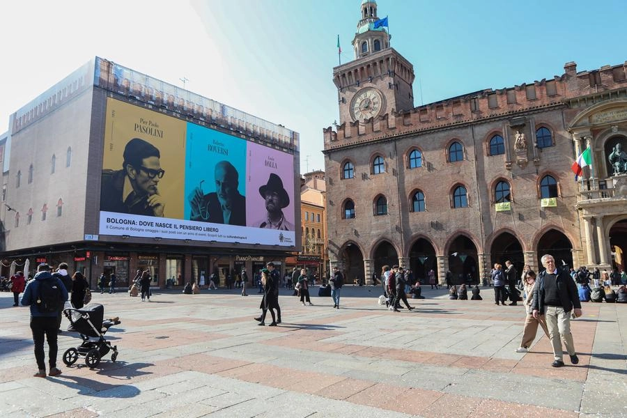 Bologna. Maxiaffissione sulla facciata del Palazzo dei Notai in Piazza Maggiore