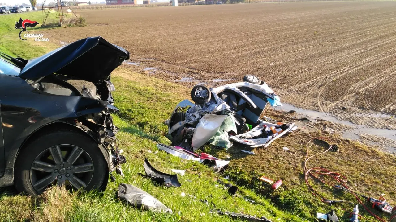 Incidente a Imola, frontale tra due auto. Grave una donna