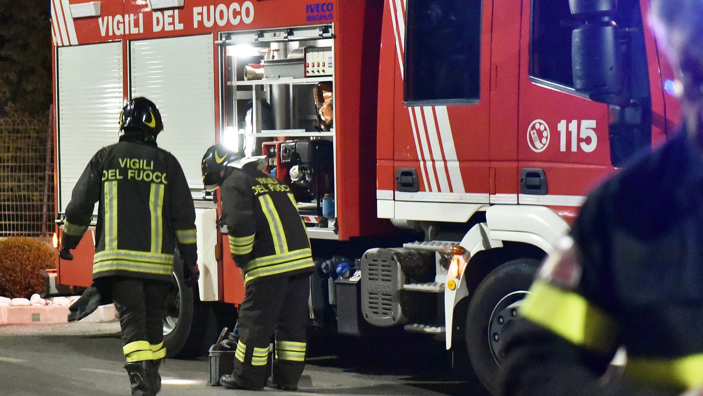 I vigili del fuoco sono intervenuti in via del Vallone (foto d’archivio)