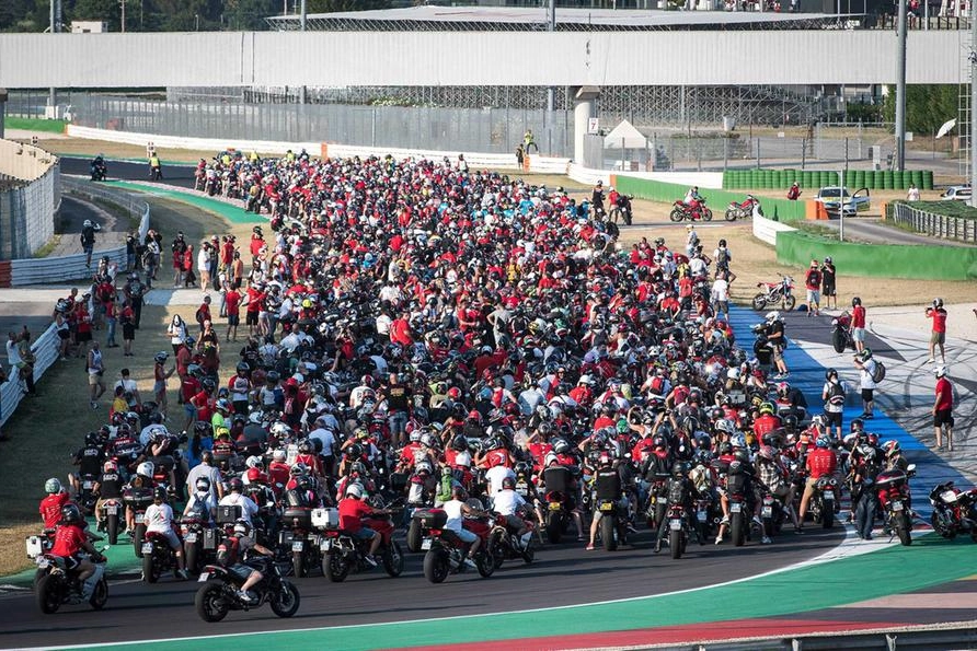 Il giro d'onore in pista per il World Ducati Week 2022