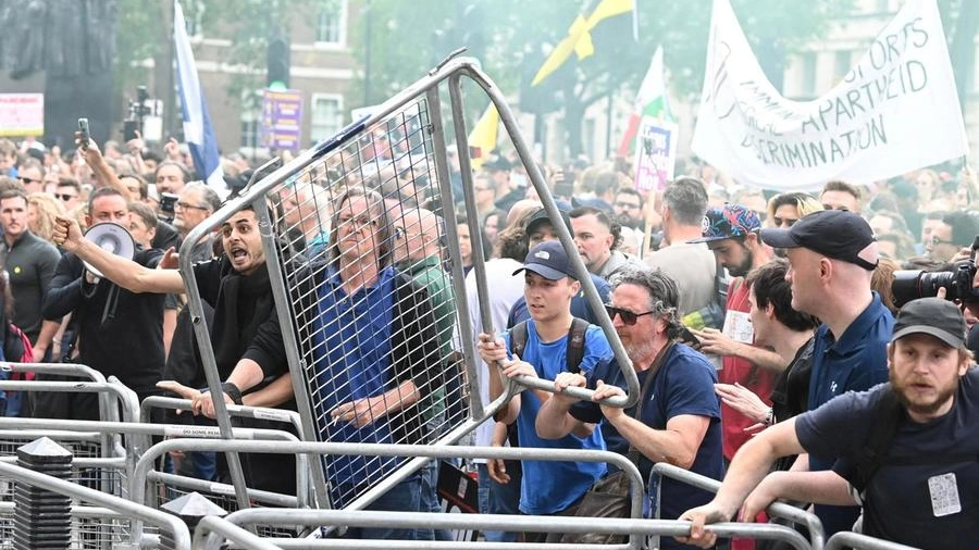 Protesta a Londra contro nuovi lockdown (Ansa)