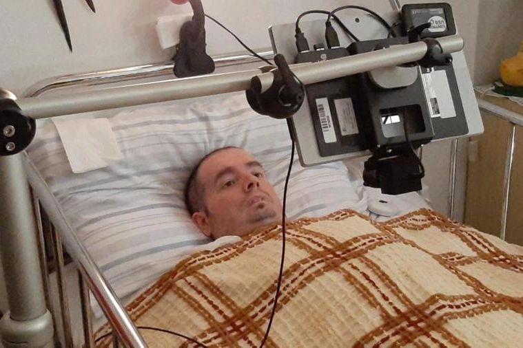 Fabio Ridolfi il 46enne di Fermignano (Pesaro Urbino), da 18 anni immobilizzato a letto