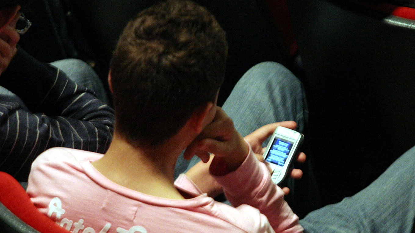 Un ragazzo con un cellulare in mano (foto Crocchioni)