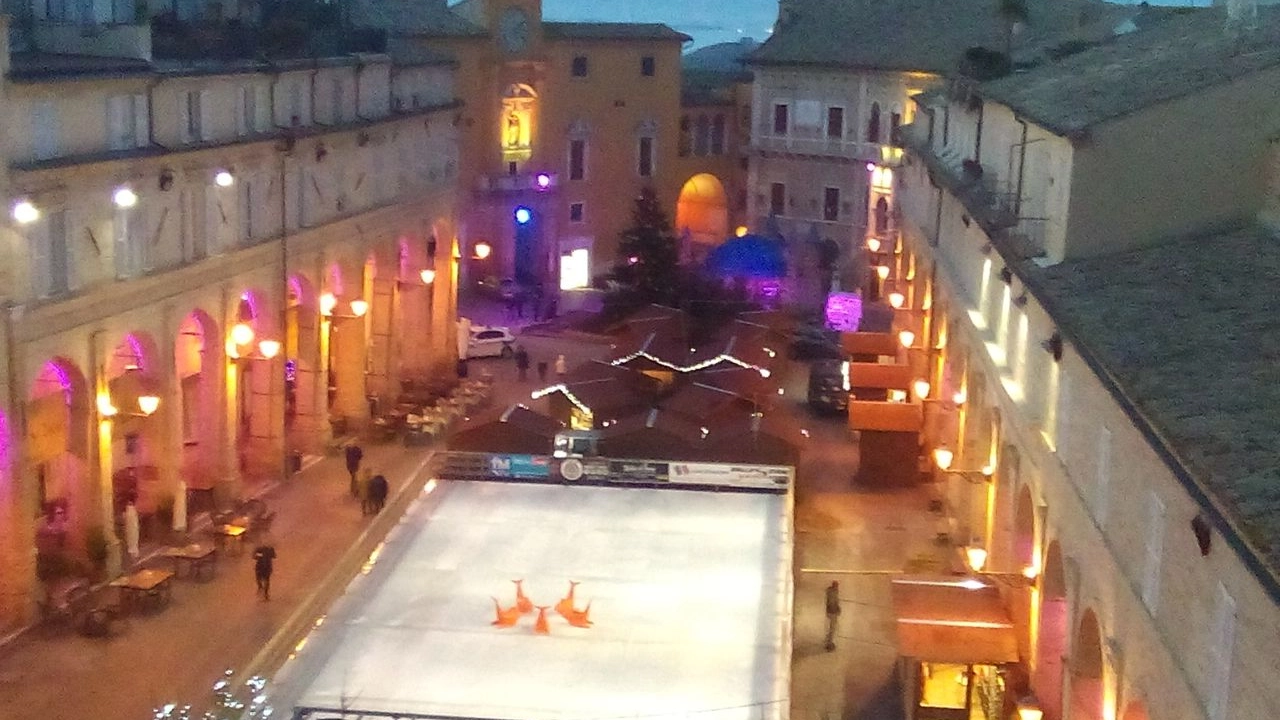 Fermo, piazza del Popolo pronta per il ponte dell'Immacolata e le feste di Natale