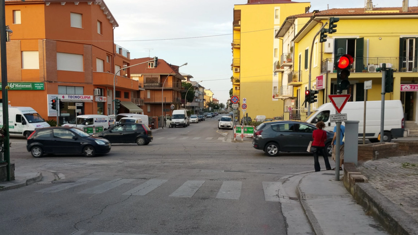 Porto San Giorgio, il semaforo tra la Statale e via Milano (Foto Zeppilli)