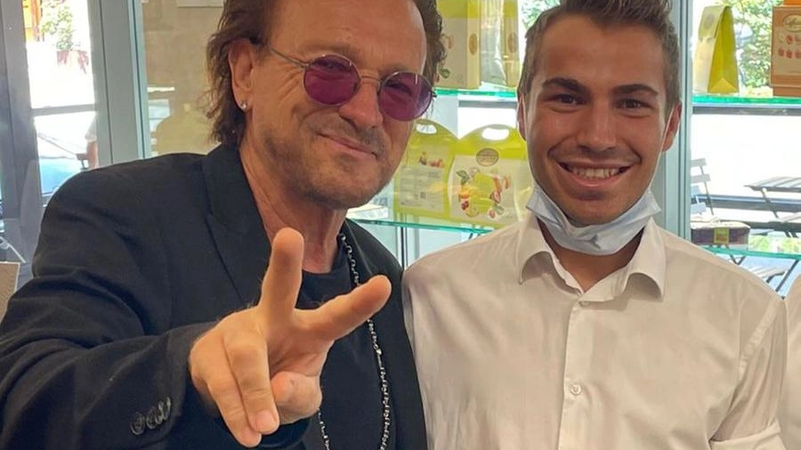 Bono in posa assieme a Samuele, barista della pasticceria