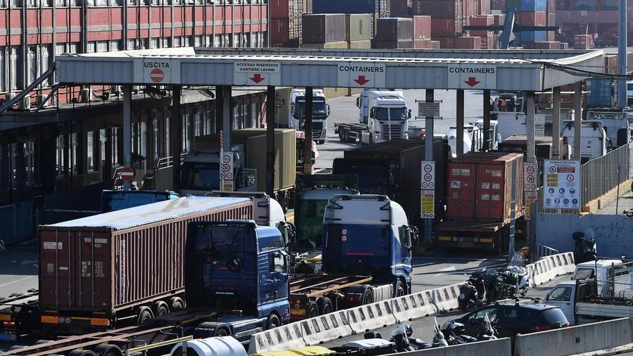 Il trasporto dei container al porto di Genova  (Ansa)