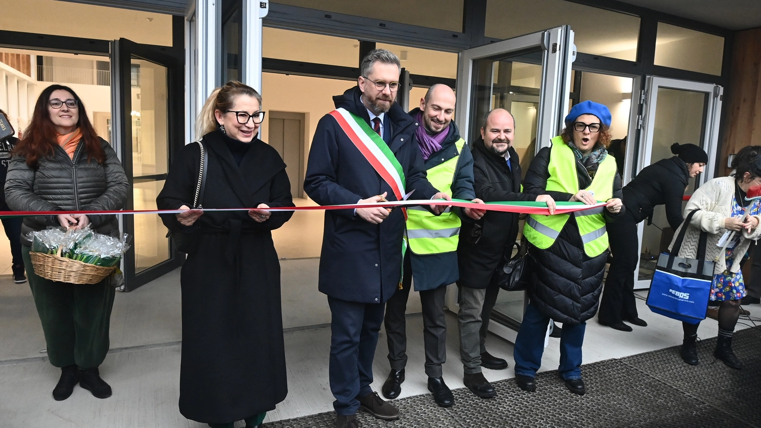 Inaugurato il nuovo polo Carracci in via Felice Battaglia, taglio del nastro con il sindaco Lepore, gli assessori Ara e Borsari e la preside Baldelli (foto Schicchi)