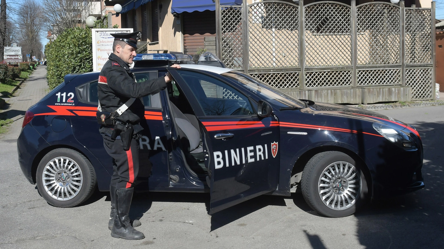 Una donna è stata trovata morta in strada a Pianoro, sul posto i carabinieri