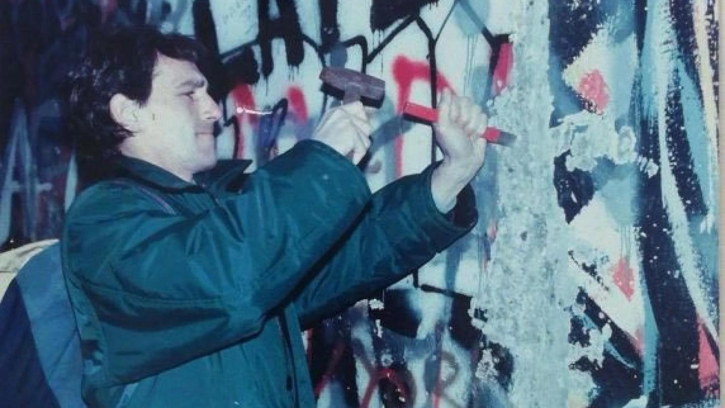 David Sassoli nel 1989 a Berlino per la caduta del Muro (Ansa)