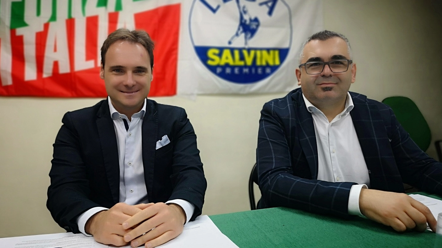 Da sinistra Matteo Fornasini (Forza Italia) e Nicola Lodi (Lega) durante la conferenza stampa