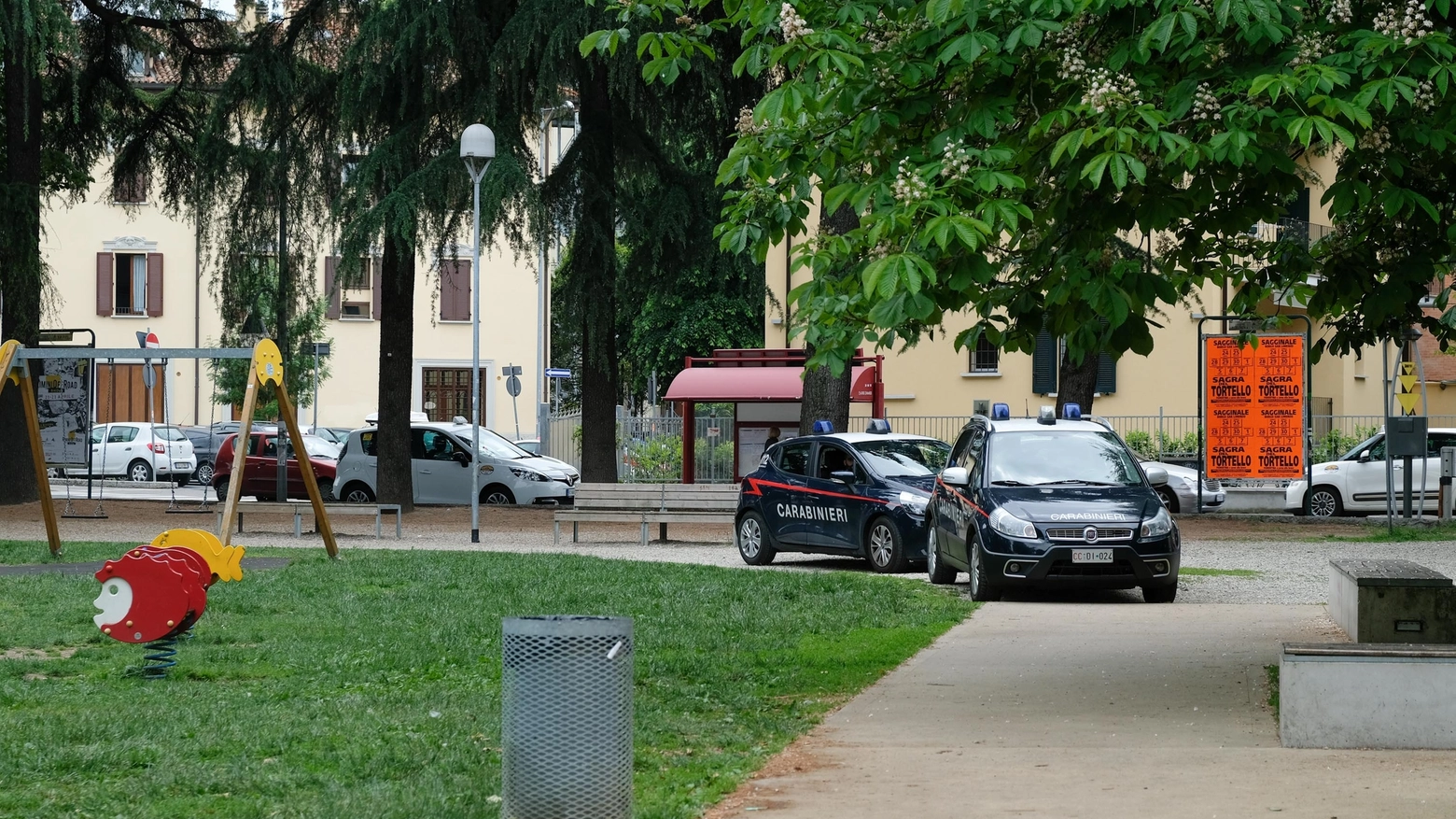 I carabinieri in piazza Saodolini, teatro di una delle aggressioni (foto Schicchi)