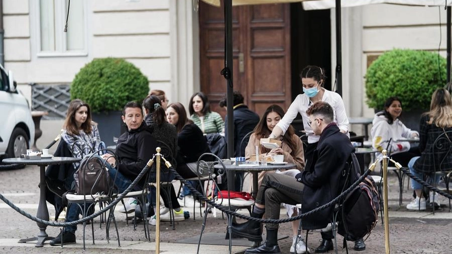 Clienti seduti ai tavolini a Torino (Ansa)