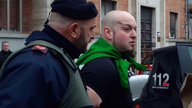 L’arresto di Luca Traini bloccato e ammanettato dai carabinieri