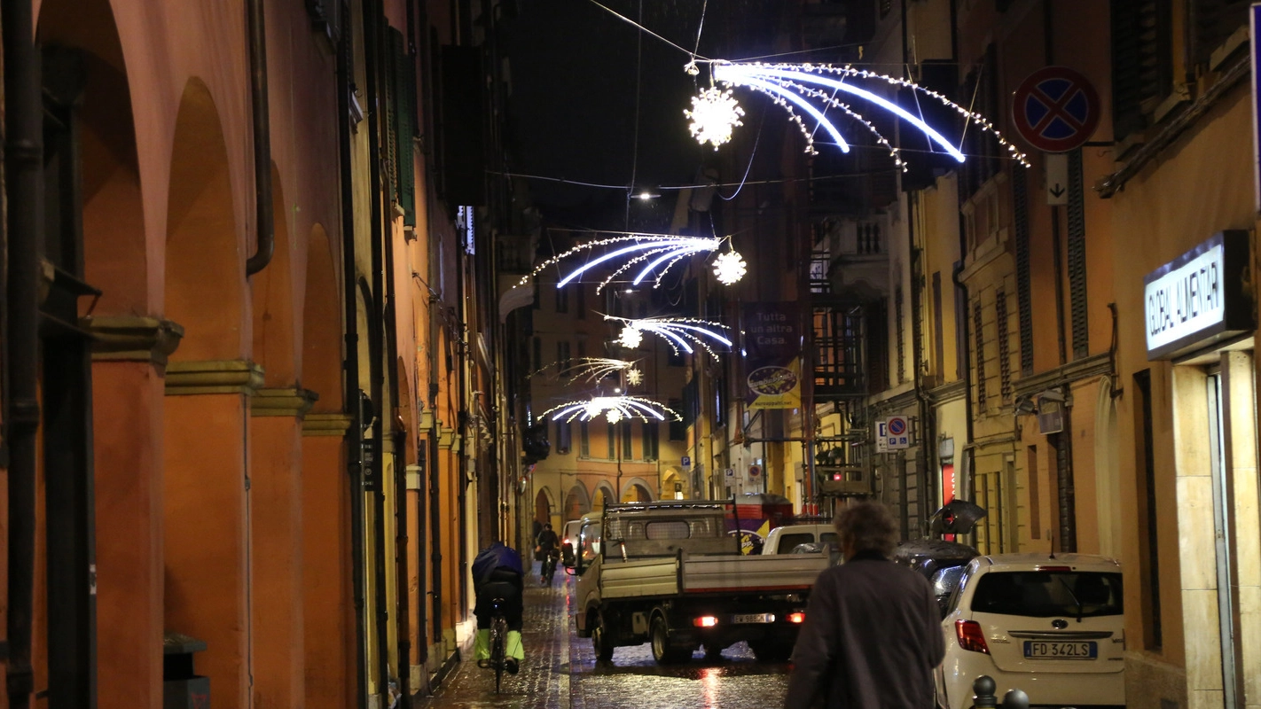 Le luminarie in via Petroni (FotoSchicchi)