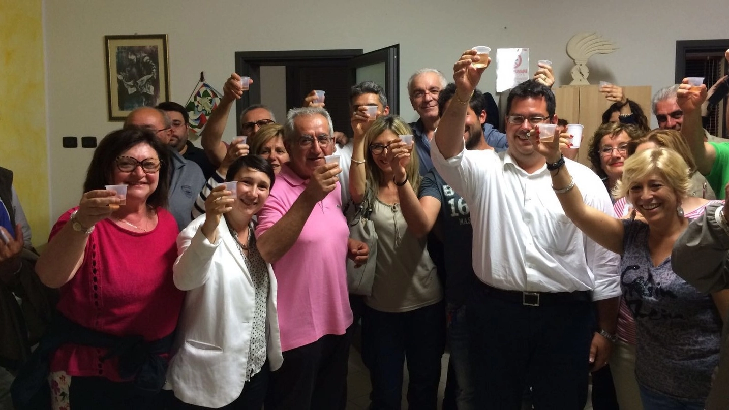 SPOGLIO Tra i primi a festeggiare per la riconferma il sindaco di Portomaggiore Minarelli (secondo da destra)