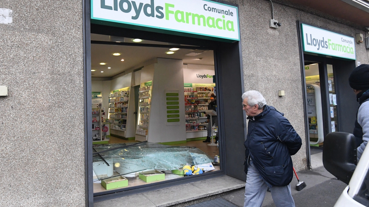 La farmacia Lloyds di via Emilia Ponente devastata da una spaccata (FotoSchicchi)