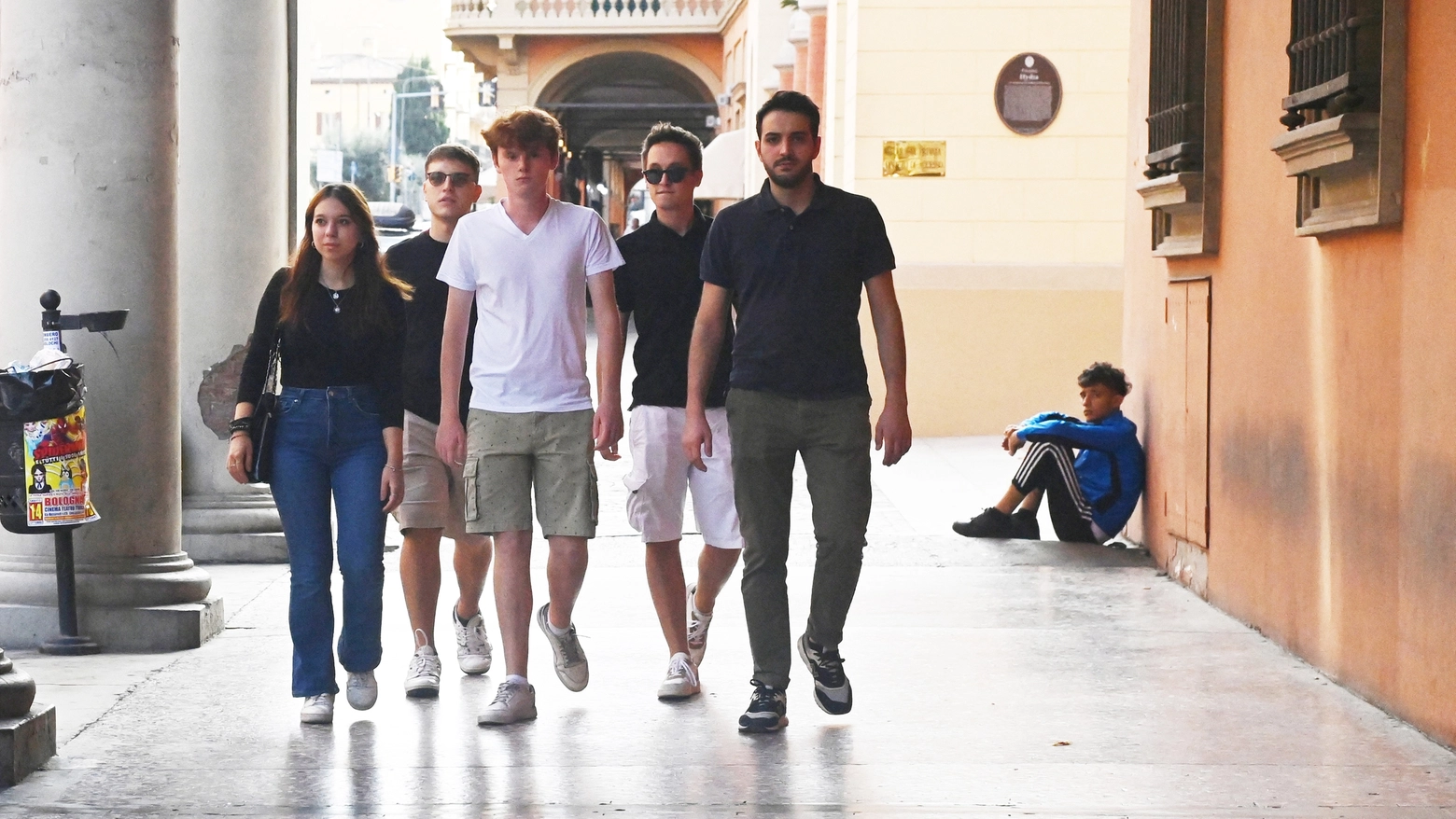 I giovani di Fratelli d'Italia durante la prima delle passeggiate per la legalità: eccoli in via D'Azeglio (Fotoschicchi)
