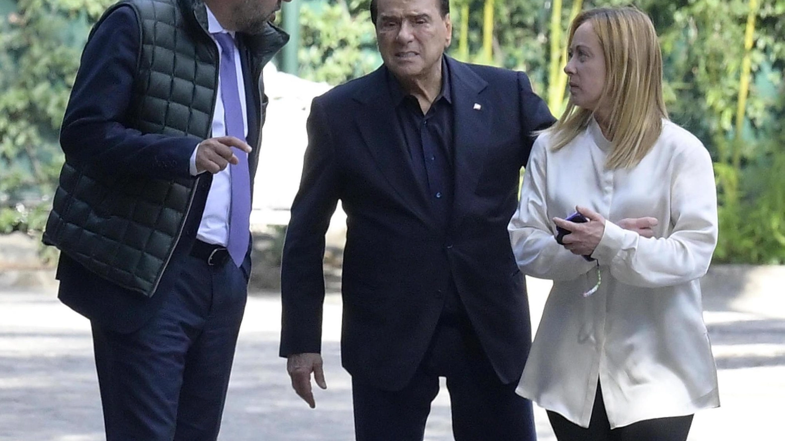 Salvini (48 anni), Berlusconi (85) e. Meloni (45) nel giardino della villa romana del Cav