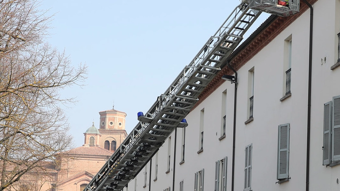AL LAVORO I vigili del fuoco, con i mattoni in mano, nell’intervento  di messa in sicurezza del tetto