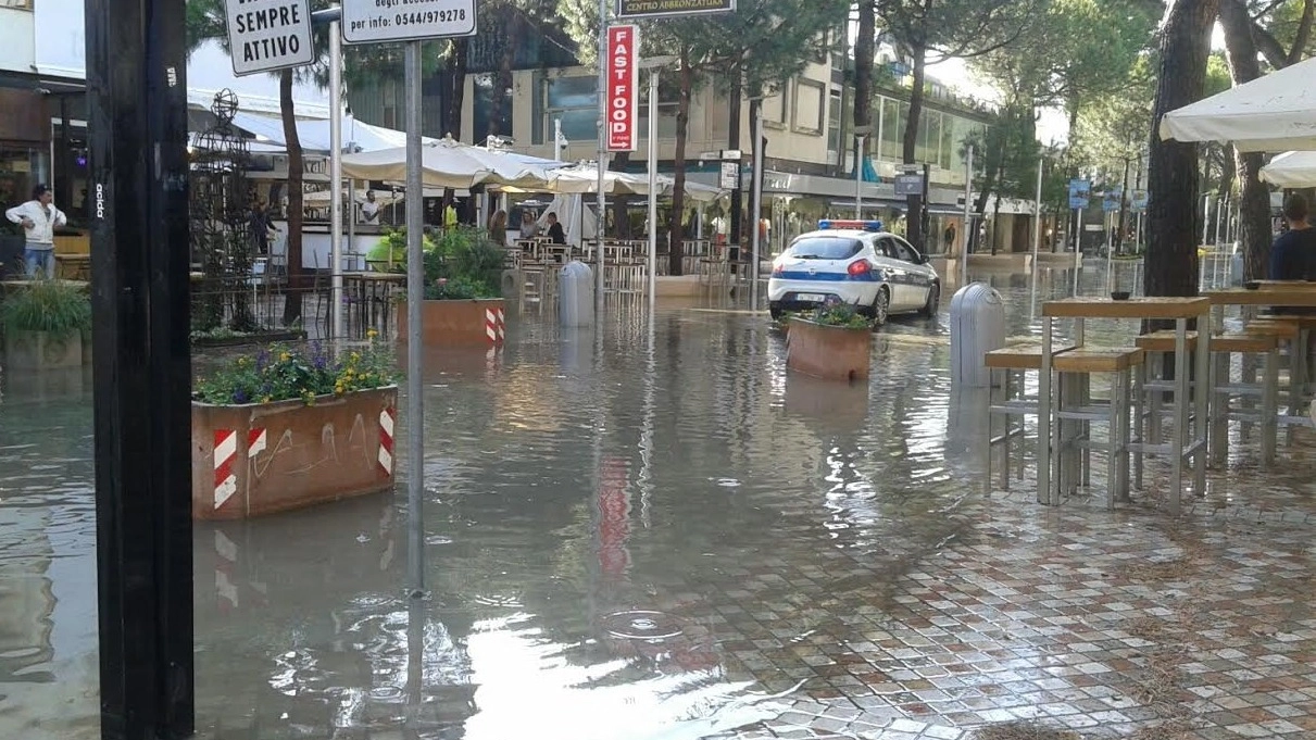 In pochi minuti alcune delle strade principali di Milano Marittima ieri si sono allagate. Quando ha smesso di piovere, l’acqua è poi defluita nelle fogne